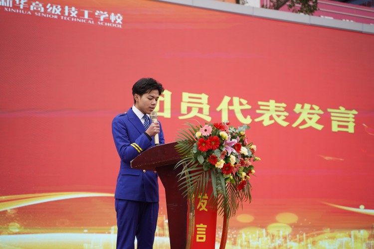 青春心向黨！與新華新生團員一起見證這場授牌、揭牌儀式