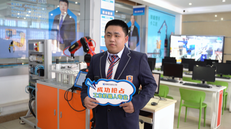 遠(yuǎn)行求學(xué)來新華，機(jī)器人夢想在此啟航！