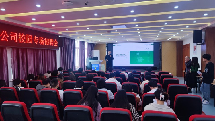職引未來|成都新華高級技工學(xué)校專場招聘會全面開花