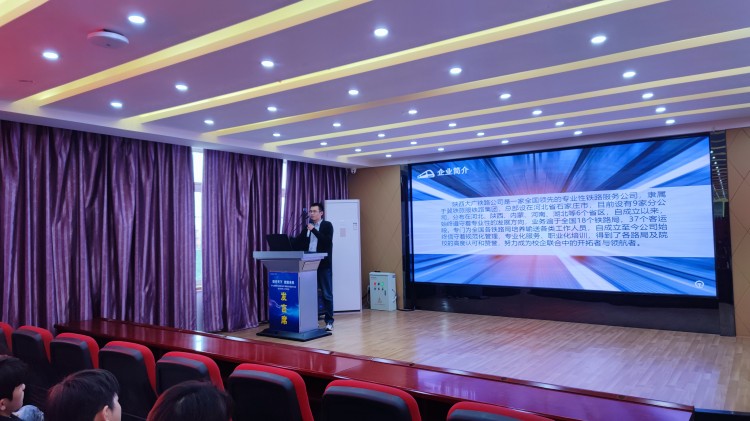 職引未來|成都新華高級技工學(xué)校專場招聘會全面開花