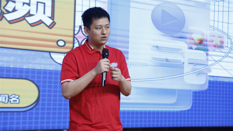 全網(wǎng)超千萬粉絲博主敬漢卿現(xiàn)身新華電腦教育2023年新專業(yè)發(fā)布會主題活動