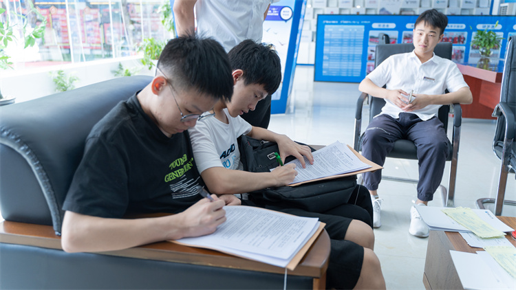 同成長，齊奮進！自貢雙胞胎兄弟雙雙報考成都新華