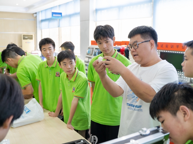 成都新華工業(yè)機器人暑期夏令營,開營！