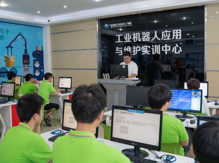 成都新華工業(yè)機器人暑期夏令營,開營！