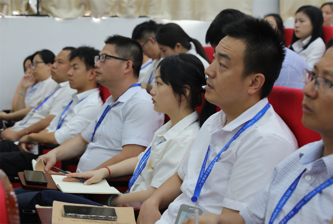 匯聚全國(guó)名師 實(shí)戰(zhàn)練兵分享 新華名師巡講開啟暑期全員“充電”模式