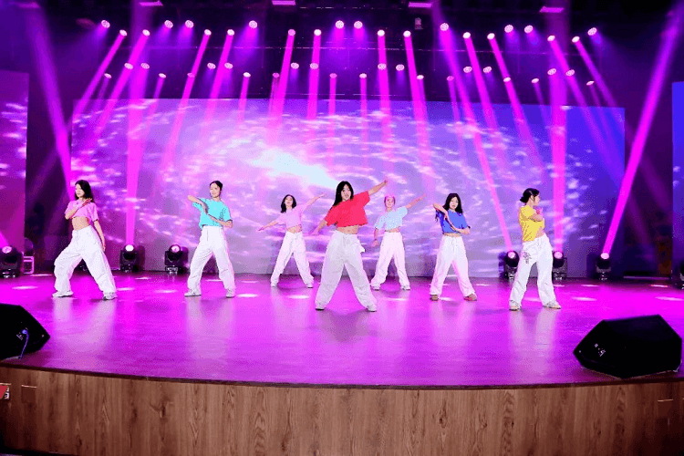 邀請賽在我校圓滿閉幕，新華學(xué)子勇奪佳績