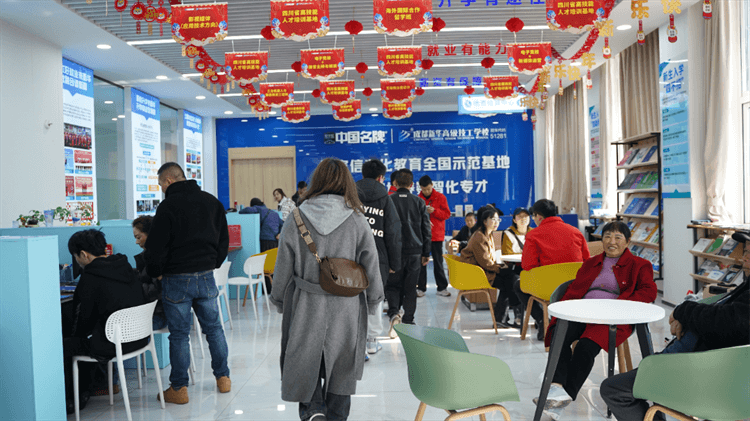 堅(jiān)持熱愛(ài)，一往無(wú)前|來(lái)看她為什么選擇成都新華？