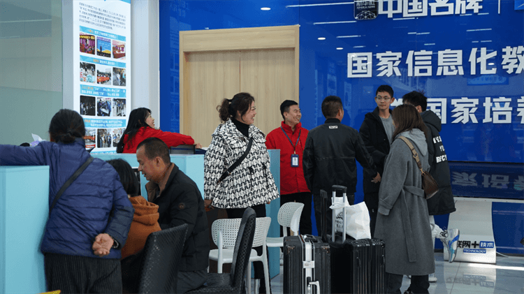 堅(jiān)持熱愛(ài)，一往無(wú)前|來(lái)看她為什么選擇成都新華？