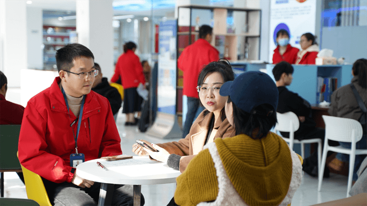 堅(jiān)持熱愛(ài)，一往無(wú)前|來(lái)看她為什么選擇成都新華？