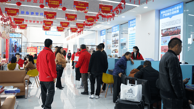 堅(jiān)持熱愛(ài)，一往無(wú)前|來(lái)看她為什么選擇成都新華？