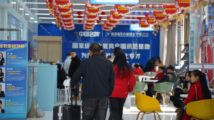 堅(jiān)持熱愛(ài)，一往無(wú)前|來(lái)看她為什么選擇成都新華？