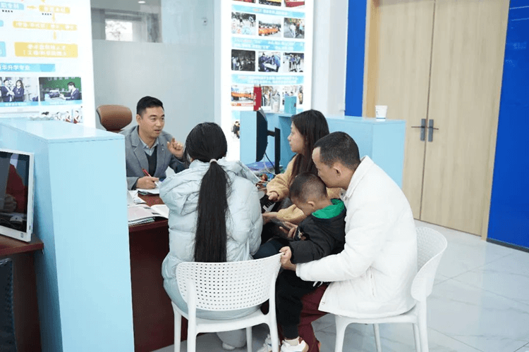 職教面對(duì)面，成都新華330咨詢周來(lái)啦！