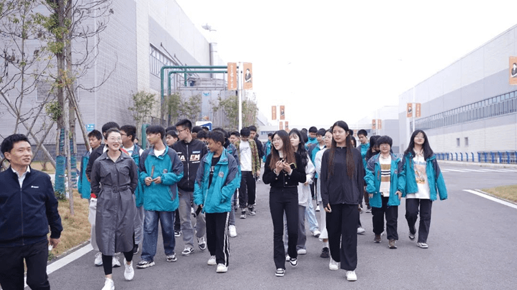 名企研學(xué)游—成都新華學(xué)子走進(jìn)格力！