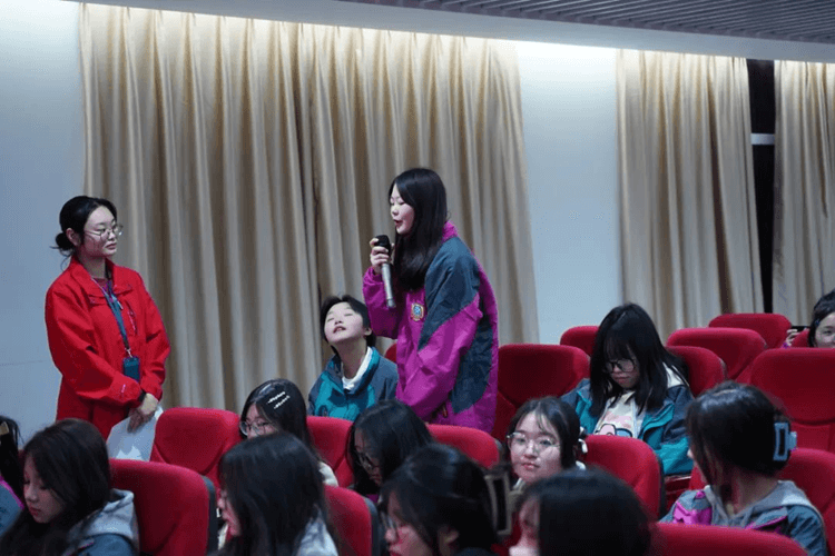 成都新華高級(jí)技工學(xué)?！袄诸悺痹谛袆?dòng)