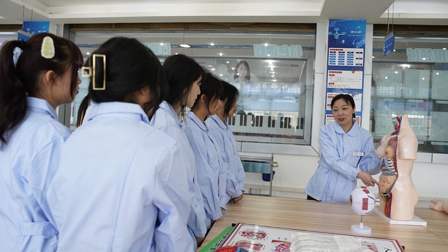 成都新華高級技工學(xué)校2024年夏秋季招生簡章