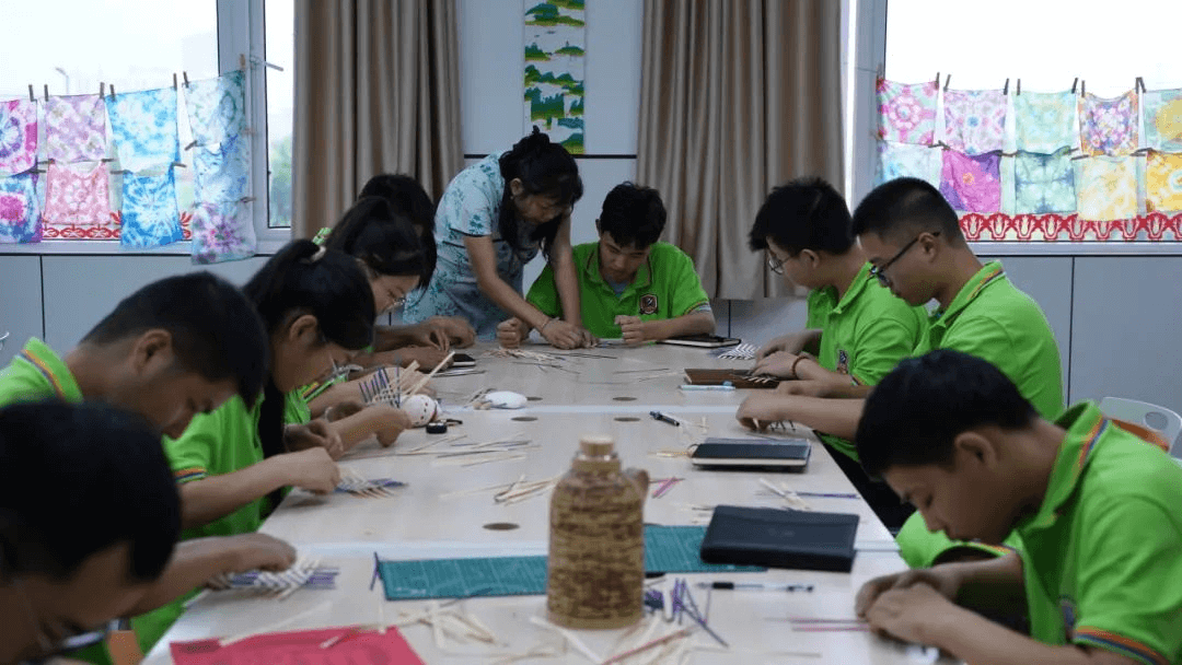 初入新華的他們，在學(xué)校學(xué)習(xí)生活怎么樣？