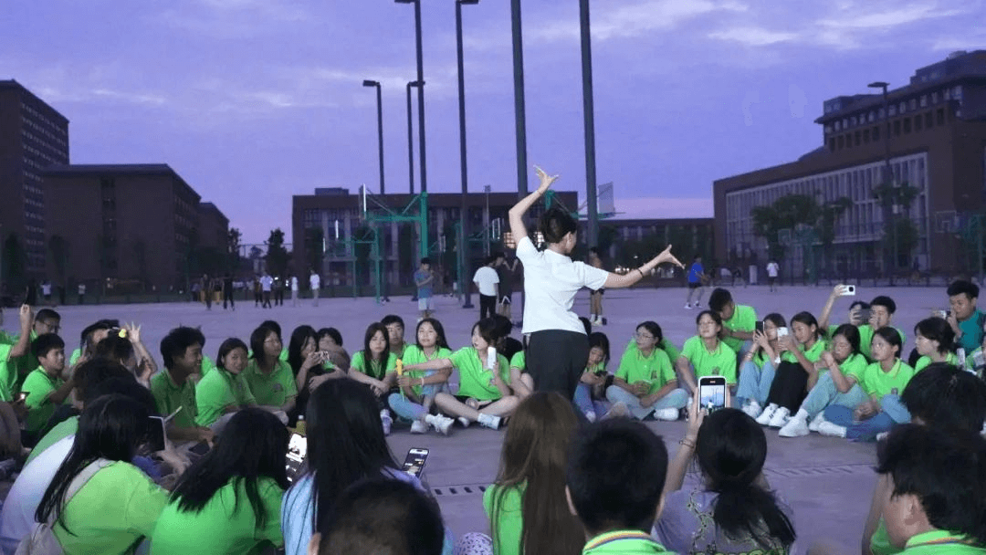 初入新華的他們，在學(xué)校學(xué)習(xí)生活怎么樣？