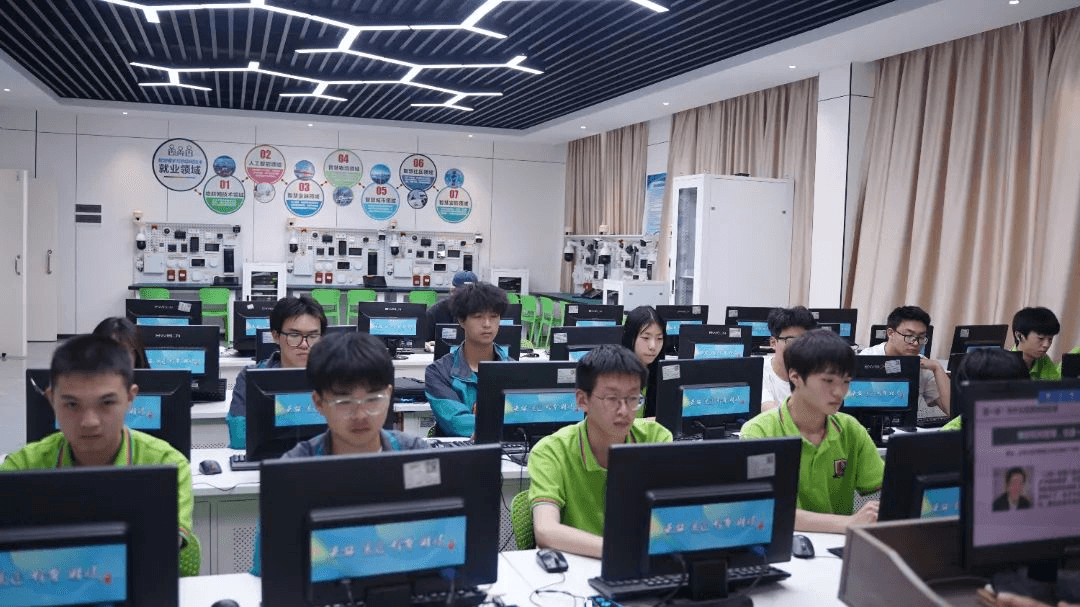 初入新華的他們，在學(xué)校學(xué)習(xí)生活怎么樣？