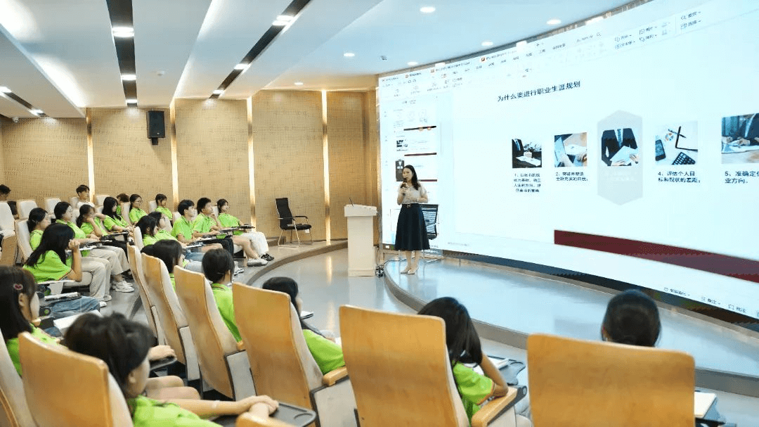 明晰職業(yè)規(guī)劃:酒店行業(yè)大咖走進成都新華