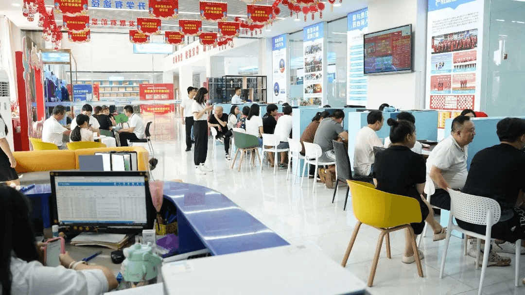 臨近九月開學，初高中生扎堆來校