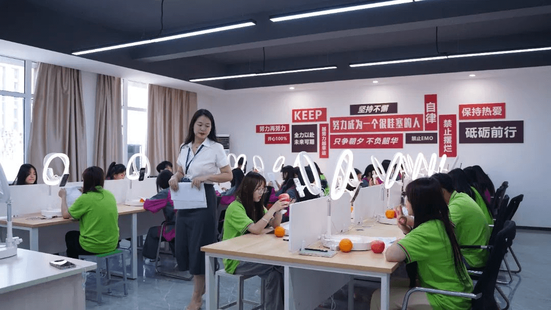 家長(zhǎng)請(qǐng)放心，孩子在新華都挺好！