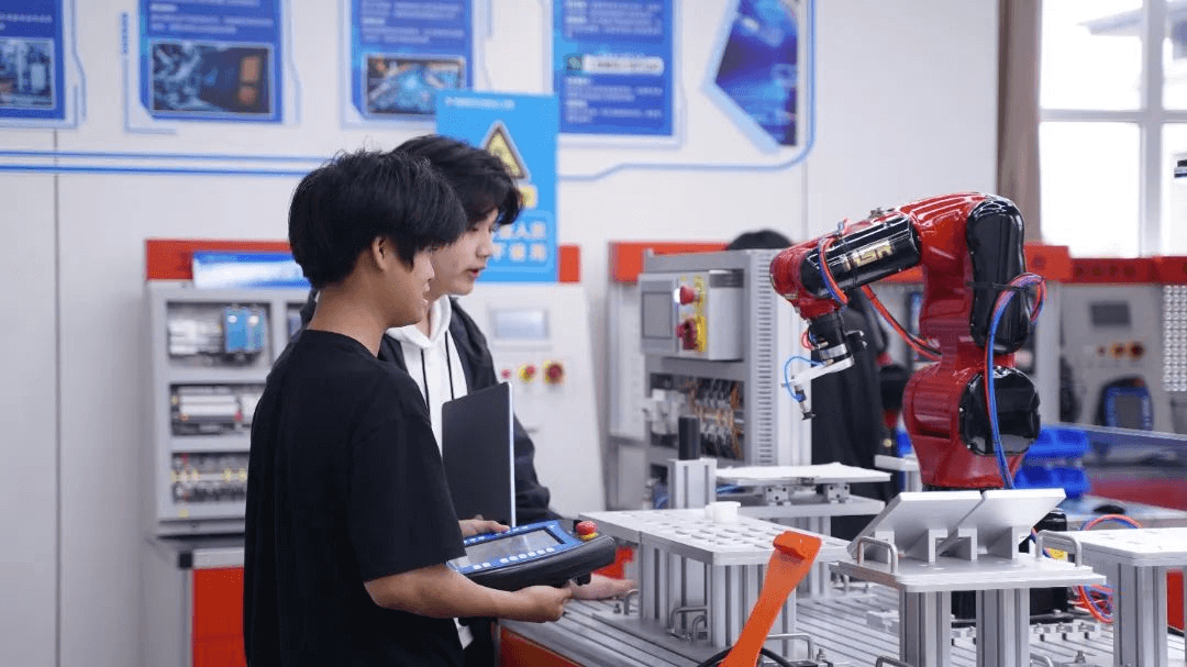 家長(zhǎng)請(qǐng)放心，孩子在新華都挺好！