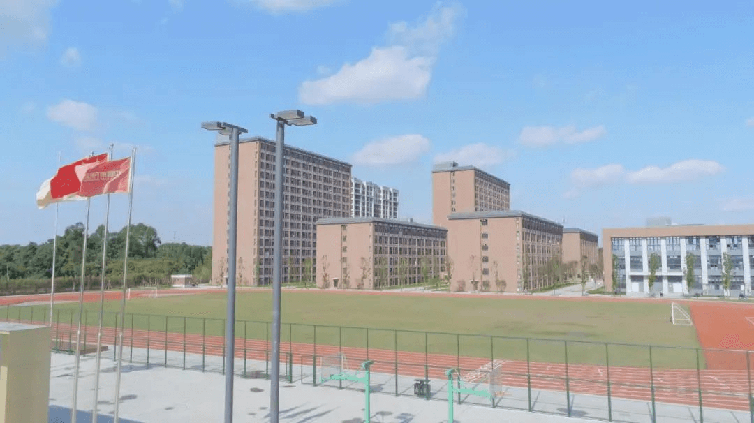 家長(zhǎng)請(qǐng)放心，孩子在新華都挺好！