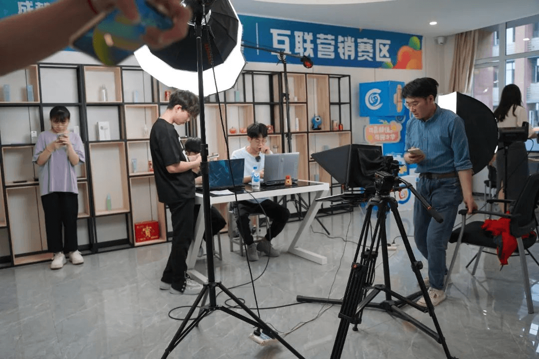 每100個(gè)中國(guó)人就有1人專(zhuān)職網(wǎng)絡(luò)主播