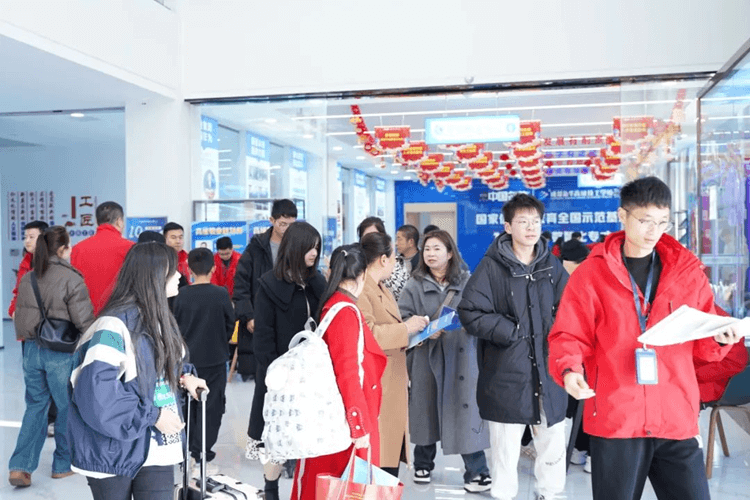 春季首批新生報(bào)到日|直擊成都新華報(bào)名現(xiàn)場,火爆