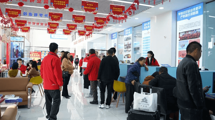 春季擇校為什么要選成都新華？聽聽他們?cè)趺凑f