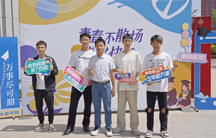 成都新華2025畢業(yè)典禮圓滿舉行