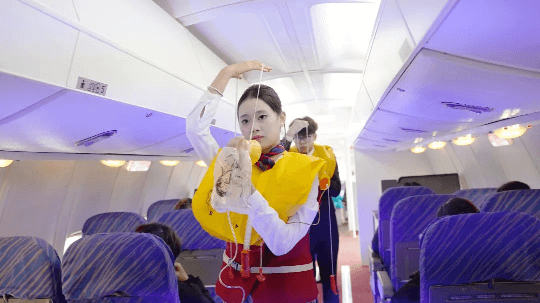 <b>沉浸式體驗(yàn)成都新華學(xué)生的日常→</b>