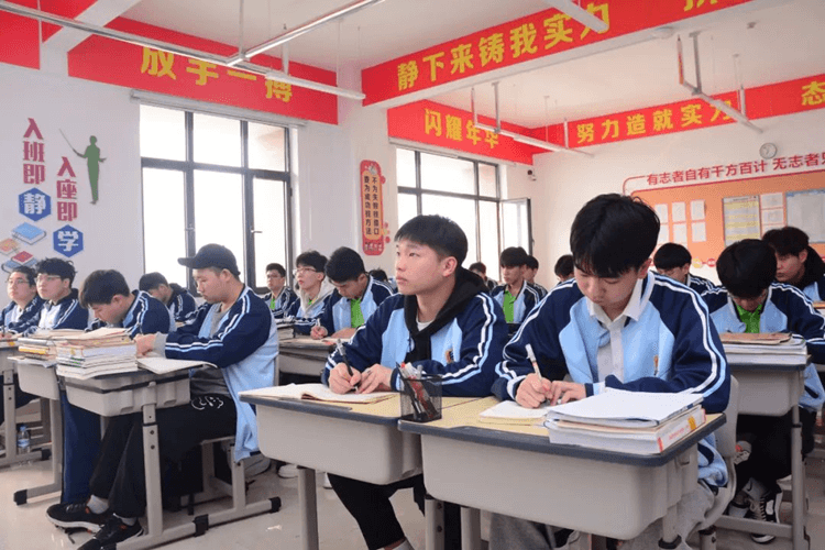 高一高二成績不理想？成都新華助你升學(xué)就業(yè)兩不誤！