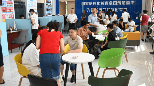 <b>報(bào)讀手冊|2025級新生報(bào)名入學(xué)答疑解惑看這里</b>